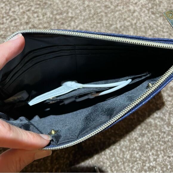 😊3/$30 Liz Claiborne Navy wristlet with phone charger attachment - Picture 2 of 8